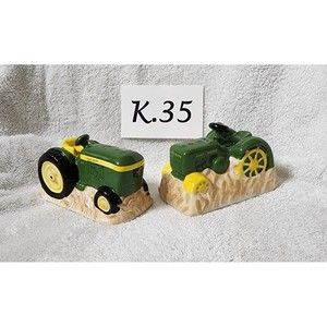 K.035- John Deere Tractor salt and pepper shakers